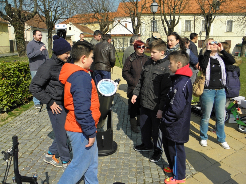 Promatranje pomrčine Sunca 20. ožujka 2015. s Nemčićevog trga u Križevcima (foto: R. Matić)